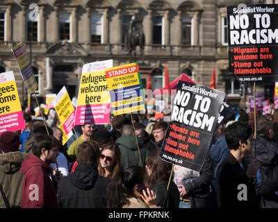 Glasgow, Vereinigtes Königreich. 19. März 2016. Tausende von Menschen versammeln sich in Glasgows George Square zu protestieren gegen Rassismus und Flüchtlinge willkommen. #M19Scot #refugeeswelcome Kredit: Alan Robertson/Alamy Live-Nachrichten Stockfoto