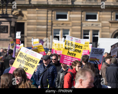 Glasgow, Vereinigtes Königreich. 19. März 2016. Tausende von Menschen versammeln sich in Glasgows George Square zu protestieren gegen Rassismus und Flüchtlinge willkommen. #M19Scot #refugeeswelcome Kredit: Alan Robertson/Alamy Live-Nachrichten Stockfoto