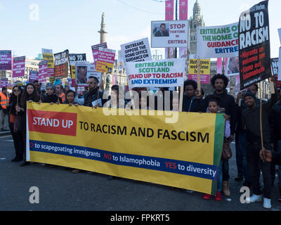 Glasgow, Vereinigtes Königreich. 19. März 2016. Tausende von Menschen versammeln sich in Glasgows George Square zu protestieren gegen Rassismus und Flüchtlinge willkommen. #M19Scot #refugeeswelcome Kredit: Alan Robertson/Alamy Live-Nachrichten Stockfoto