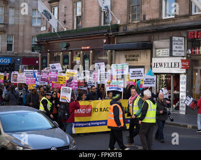 Glasgow, Vereinigtes Königreich. 19. März 2016. Tausende von Menschen versammeln sich in Glasgows George Square zu protestieren gegen Rassismus und Flüchtlinge willkommen. #M19Scot #refugeeswelcome Kredit: Alan Robertson/Alamy Live-Nachrichten Stockfoto