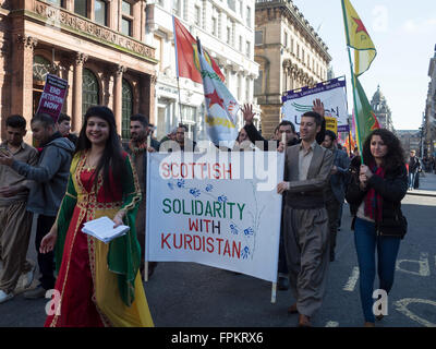 Glasgow, Vereinigtes Königreich. 19. März 2016. Tausende von Menschen versammeln sich in Glasgows George Square zu protestieren gegen Rassismus und Flüchtlinge willkommen. #M19Scot #refugeeswelcome Kredit: Alan Robertson/Alamy Live-Nachrichten Stockfoto