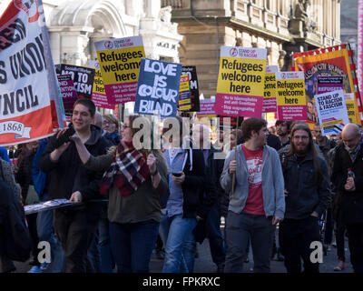 Glasgow, Vereinigtes Königreich. 19. März 2016. Tausende von Menschen versammeln sich in Glasgows George Square zu protestieren gegen Rassismus und Flüchtlinge willkommen. #M19Scot #refugeeswelcome Kredit: Alan Robertson/Alamy Live-Nachrichten Stockfoto