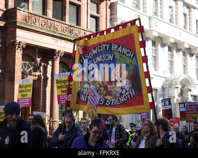 Glasgow, Vereinigtes Königreich. 19. März 2016. Tausende von Menschen versammeln sich in Glasgows George Square zu protestieren gegen Rassismus und Flüchtlinge willkommen. #M19Scot #refugeeswelcome Kredit: Alan Robertson/Alamy Live-Nachrichten Stockfoto