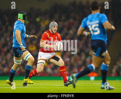 Fürstentum Stadium, Cardiff, Wales. 19. März 2016. RBS Six Nations Championships. Wales vs. Italien. Wales Jonathan Davies in Freiland-Aktion während des Spiels Credit: Action Plus Sport/Alamy Live News Stockfoto