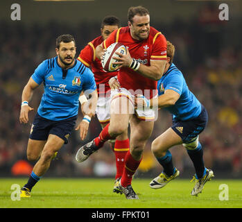 Fürstentum Stadium, Cardiff, Wales. 19. März 2016. RBS Six Nations Championships. Wales vs. Italien. Wales Jamie Roberts von Italiens Gonzalo Garcia Kredit angegangen wird: Action Plus Sport/Alamy Live News Stockfoto