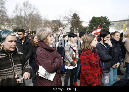 Wien, Österreich. 19. März 2016. Demonstranten nehmen Teil an einer "Flüchtlinge willkommen" Demonstration in der österreichischen Hauptstadt als Teil einer internationalen Aktionstag von Griechenland, wo derzeit rund 45.000 Migranten nach der Schließung der griechisch-mazedonischen Grenze gefangen sind gefordert. Vienna diente seit Monaten als ein wichtiger Durchgangsort für Flüchtlinge aus dem Nahen Osten und anderswo Asylbewerber in Deutschland. Bildnachweis: David Cliff/Alamy Live-Nachrichten Stockfoto
