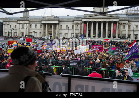 London, UK. 19. März 2016. Stand Up, Rassismus nationale Demonstration London 19. März-216. Tausende marschieren durch die Londoner, sich gegen Rassismus. Britain First Mitglieder hielten ihre eigenen Demonstration der Eros-Statue in Picadilly. Die zwei Sätze von Fans wurden durch eine Reihe von Polizisten getrennt. Bildnachweis: Alan West/Alamy Live-Nachrichten Stockfoto