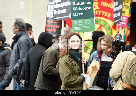 London, UK. 19. März 2016. Stand Up, Rassismus nationale Demonstration London 19. März-216. Tausende marschieren durch die Londoner, sich gegen Rassismus. Britain First Mitglieder hielten ihre eigenen Demonstration der Eros-Statue in Picadilly. Die zwei Sätze von Fans wurden durch eine Reihe von Polizisten getrennt. Bildnachweis: Alan West/Alamy Live-Nachrichten Stockfoto