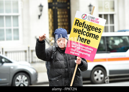 London, UK. 19. März 2016. Stand Up, Rassismus nationale Demonstration London 19. März-216. Tausende marschieren durch die Londoner, sich gegen Rassismus. Britain First Mitglieder hielten ihre eigenen Demonstration der Eros-Statue in Picadilly. Die zwei Sätze von Fans wurden durch eine Reihe von Polizisten getrennt. Bildnachweis: Alan West/Alamy Live-Nachrichten Stockfoto