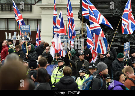 London, UK. 19. März 2016. Stand Up, Rassismus nationale Demonstration London 19. März-216. Tausende marschieren durch die Londoner, sich gegen Rassismus. Britain First Mitglieder hielten ihre eigenen Demonstration der Eros-Statue in Picadilly. Die zwei Sätze von Fans wurden durch eine Reihe von Polizisten getrennt. Bildnachweis: Alan West/Alamy Live-Nachrichten Stockfoto