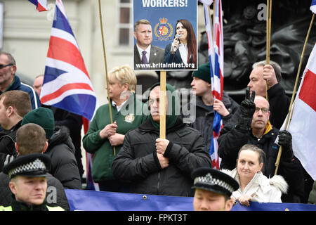 London, UK. 19. März 2016. Stand Up, Rassismus nationale Demonstration London 19. März-216. Tausende marschieren durch die Londoner, sich gegen Rassismus. Britain First Mitglieder hielten ihre eigenen Demonstration der Eros-Statue in Picadilly. Die zwei Sätze von Fans wurden durch eine Reihe von Polizisten getrennt. Bildnachweis: Alan West/Alamy Live-Nachrichten Stockfoto