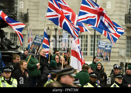 London, UK. 19. März 2016. Stand Up, Rassismus nationale Demonstration London 19. März-216. Tausende marschieren durch die Londoner, sich gegen Rassismus. Britain First Mitglieder hielten ihre eigenen Demonstration der Eros-Statue in Picadilly. Die zwei Sätze von Fans wurden durch eine Reihe von Polizisten getrennt. Bildnachweis: Alan West/Alamy Live-Nachrichten Stockfoto