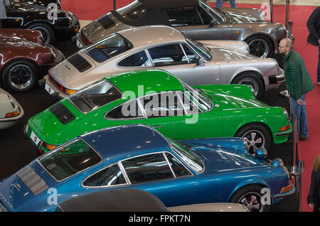 Stuttgart, Deutschland. 19. März 2016. Besucher auf der Retro Classics Messe für Oldtimer in Stuttgart, Deutschland, 19. März 2016. Foto: DANIEL MAURER/Dpa/Alamy Live News Stockfoto