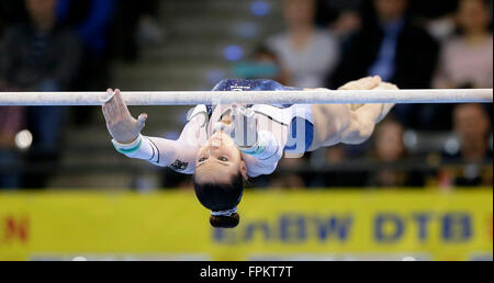 Sophie Scheder aus Deutschland während des Trainings am Stufenbarren beim Turnen DTB Weltcup Damen Finale in der Porsche Arena in Stuttgart, Deutschland, 19. März 2016. Foto: RONALD WITTEK/dpa Stockfoto