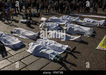 Turin, Italien. 19 mar, 2016: einige Demonstranten legen Sie sich auf den Boden und decken Sie sich mit einem weißen Blatt in Gedenken an die Opfer der Auswanderungen im Mittelmeer und in der Wüste Sahara bei Demonstration gegen Rassismus auf der kommenden internationalen Tag für die Beseitigung der Rassendiskriminierung (21 März). Bildnachweis: Nicolò Campo/Alamy Live-Nachrichten Stockfoto