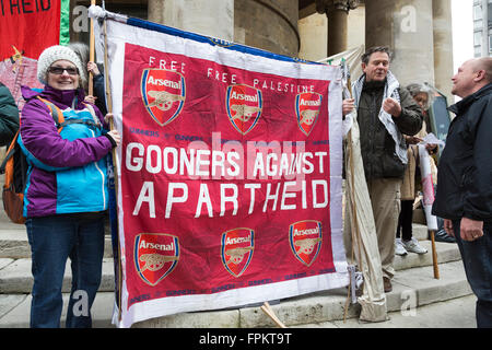 London, UK. 19. März 2016. FC Arsenal-Fußball-Fans gegen die Apartheid. Tausende von Demonstranten gingen auf die Straße, in Solidarität mit Flüchtlingen und gegen Rassismus zu demonstrieren. Bildnachweis: Lebendige Bilder/Alamy Live-Nachrichten Stockfoto