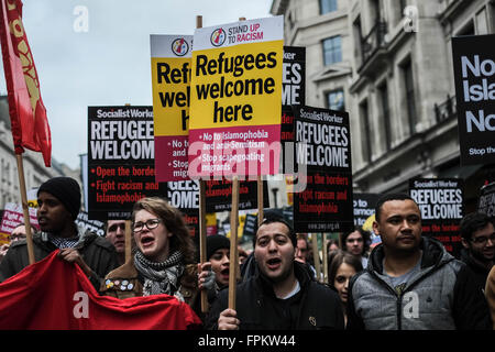 London, UK. 19. März 2016. Tausende von Menschen marschieren durch London zur Solidarität mit Flüchtlingen. Rechtsextremen Gruppe Brite zunächst eine Demonstration Zähler in Piccadilly Circus Credit: Jay Shaw-Baker/Alamy Live News Stockfoto