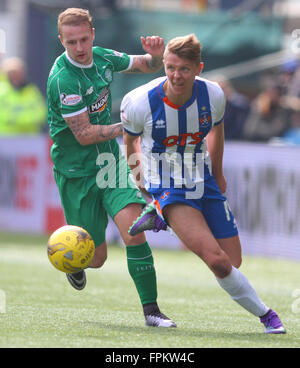 Rugby-Park, Kilmarnock, Schottland. 19. März 2016. Scottish Premier League. Kilmarnock gegen Celtic. Mark O'Hara und Leigh Griffiths ersatzgeschwächt nach dem Ball Credit: Action Plus Sport/Alamy Live News Stockfoto