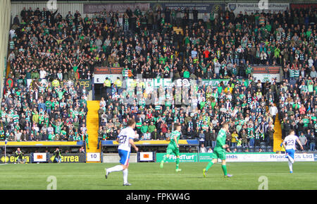 Rugby-Park, Kilmarnock, Schottland. 19. März 2016. Scottish Premier League. Kilmarnock gegen Celtic. Celtic-Fans in der Menge Credit: Action Plus Sport/Alamy Live News Stockfoto