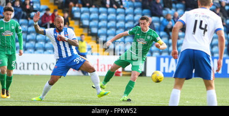 Rugby-Park, Kilmarnock, Schottland. 19. März 2016. Scottish Premier League. Kilmarnock gegen Celtic. Julian Faubert greift Scott Brown Credit: Action Plus Sport/Alamy Live News Stockfoto