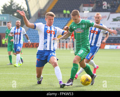 Rugby-Park, Kilmarnock, Schottland. 19. März 2016. Scottish Premier League. Kilmarnock gegen Celtic. Mark O'Hara und Leigh Griffiths kämpfen Credit: Action Plus Sport/Alamy Live News Stockfoto