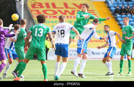 Rugby-Park, Kilmarnock, Schottland. 19. März 2016. Scottish Premier League. Kilmarnock gegen Celtic. Erik Sviatchenko Header ist nur vom Zielwert Credit: Action Plus Sport/Alamy Live News Stockfoto