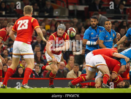 Fürstentum Stadium, Cardiff, Wales. 19. März 2016. RBS Six Nations Championships. Wales vs. Italien. Wales Jonathan Davies in Aktion während des Spiels Credit: Action Plus Sport/Alamy Live News Stockfoto