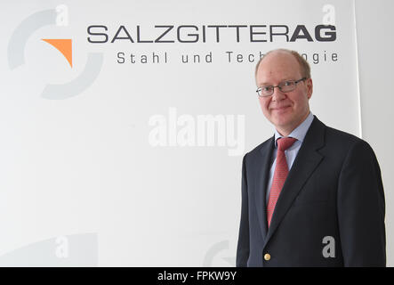 Salzgitter, Deutschland. 18. März 2016. Hein Jörg Fuhrmann (l), Vorstandsvorsitzender der Salzgitter AG, bei der Bilanz-Pressekonferenz in Salzgitter, Deutschland, 18. März 2016 posiert. Foto: Holger Hollemann/Dpa/Alamy Live News Stockfoto