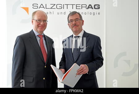 Salzgitter, Deutschland. 18. März 2016. Hein Jörg Fuhrmann (l), Vorstandsvorsitzender der Salzgitter AG und Burkhard Becker, CFO der Salzgitter AG, bei der Bilanz-Pressekonferenz in Salzgitter, Deutschland, 18. März 2016 posiert. Foto: Holger Hollemann/Dpa/Alamy Live News Stockfoto