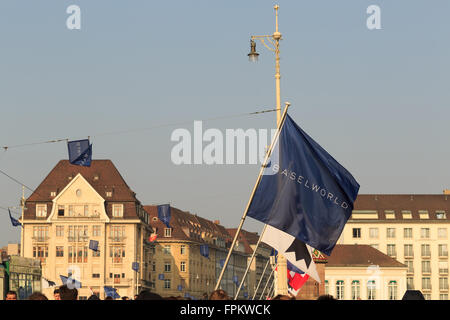 Basel, Schweiz. 19. März 2016. Eine Flagge auf der mittleren Brücke (Mittlerebrücke) in Basel Weltmesse für Uhren und Schmuck Ausstellung 2016, Basel, Schweiz. Bildnachweis: Stephen Allen/Alamy Live-Nachrichten. Stockfoto