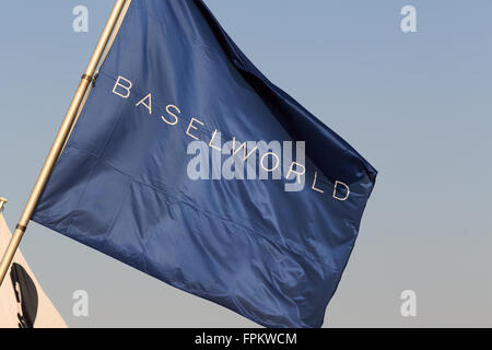 Basel, Schweiz. 19. März 2016. Eine Flagge auf der mittleren Brücke (Mittlerebrücke) in Basel Weltmesse für Uhren und Schmuck Ausstellung 2016, Basel, Schweiz. Bildnachweis: Stephen Allen/Alamy Live-Nachrichten. Stockfoto