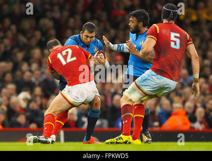 Fürstentum Stadium, Cardiff, Wales. 19. März 2016. RBS Six Nations Championships. Wales vs. Italien. Italiens Quintin Geldenhuys bekommt von Wales Jamie Roberts in Angriff genommen. Wales 67 Italien 14 Credit: Aktion Plus Sport/Alamy Live-Nachrichten Stockfoto