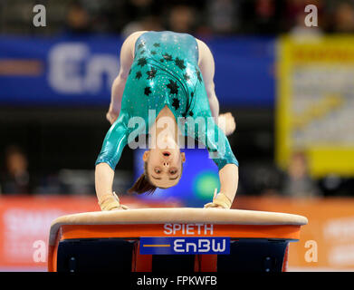 Isabela Onyshko aus Kanada während des Trainings im Gewölbe bei der Gymnastik DTB Weltcup Damen-Finale in der Porsche Arena in Stuttgart, Deutschland, 19. März 2016. Foto: RONALD WITTEK/dpa Stockfoto