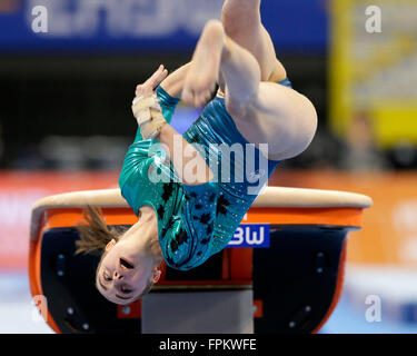 Isabela Onyshko aus Kanada während des Trainings im Gewölbe bei der Gymnastik DTB Weltcup Damen-Finale in der Porsche Arena in Stuttgart, Deutschland, 19. März 2016. Foto: RONALD WITTEK/dpa Stockfoto