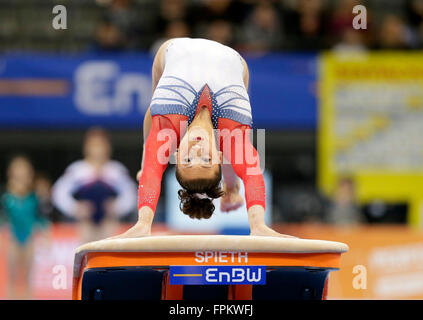 Amelia Hundley aus den USA während des Trainings im Gewölbe bei der Gymnastik DTB Weltcup Damen-Finale in der Porsche Arena in Stuttgart, Deutschland, 19. März 2016. Foto: RONALD WITTEK/dpa Stockfoto
