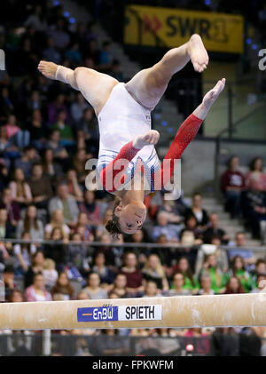 Amelia Hundley aus den USA während des Trainings auf dem Schwebebalken beim Turnen DTB Weltcup Damen Finale in der Porsche Arena in Stuttgart, Deutschland, 19. März 2016. Foto: RONALD WITTEK/dpa Stockfoto