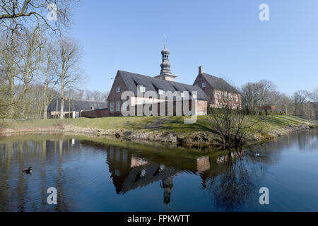 Husum, Deutschland. 17. März 2016. Blick auf das Schloss in Husum, Deutschland, 17. März 2016. Schloss "vor" Husum, das Renaissance-Gebäude genannt wird, liegen heute im Zentrum der Stadt. Graf Adolf i. von Schleswig-Holstein-Gottorf hatte die Residenz von 1577 bis 1582 erbaut - damals außerhalb der Stadtmauern. Foto: Carsten Rehder/Dpa/Alamy Live News Stockfoto