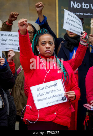 London, UK. 19. März 2016. UN-Anti-Rassismus, Flüchtlinge willkommen und Black lebt Materie März und Rallye durch die Londoner Trafalgar Square. Ein Aktivist von Justice for Sarah Reed-Kampagne am Portland Place. Bildnachweis: Carol Moir/Alamy Live-Nachrichten Stockfoto