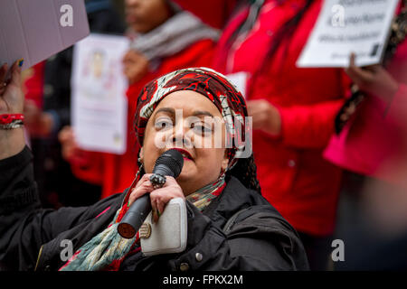 London, UK. 19. März 2016. UN-Anti-Rassismus, Flüchtlinge willkommen März und Rallye durch die Londoner Trafalgar Square. Zita Holbourne von BARAC (schwarze Acitivists steigt gegen die Kürzungen) befasst sich mit die Demonstranten am Portland Place. Bildnachweis: Carol Moir/Alamy Live-Nachrichten Stockfoto