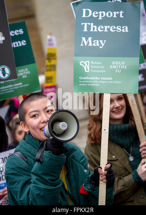 London, UK. 19. März 2016. UN-Anti-Rassismus, Flüchtlinge willkommen März und Rallye durch die Londoner Trafalgar Square. Ein Demonstrant Goldsmith College in Portland Place. Bildnachweis: Carol Moir/Alamy Live-Nachrichten Stockfoto