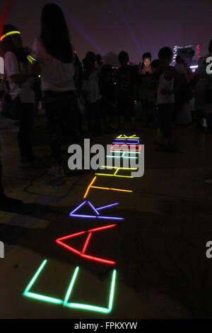 Quezon City, Philippinen. 19. März 2016. Leuchtstäbe sind angeordnet, "Earth Hour" während der Earth Hour Jahresveranstaltung in Quezon City, Philippinen, 19. März 2016 zu lesen. © Rouelle Umali/Xinhua/Alamy Live-Nachrichten Stockfoto