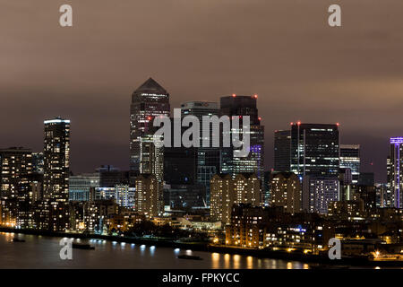 London, UK. 19. März 2016. "Earth Hour" Lights-Out über Canary Wharf Business Park Gebäude Credit: Guy Corbishley/Alamy Live News Stockfoto