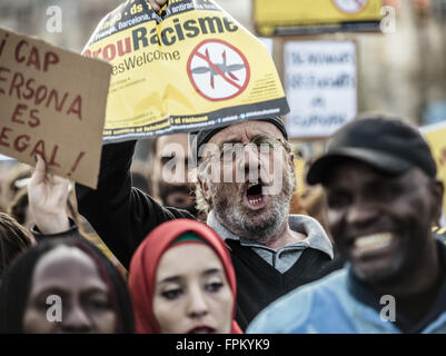 Barcelona, Katalonien, Spanien. 19. März 2016. Ein Antirassismus-Aktivist ruft Parolen, während sie an einem pro-Flüchtling-Marsch durch Barcelona teilnimmt. © Matthias Oesterle/ZUMA Draht/Alamy Live-Nachrichten Stockfoto