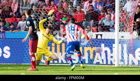 Gijón, Spanien. 19. März 2016. Carlos Carmona feiert das erste Tor seines Teams beim Fußballspiel des spanischen "La Liga" zwischen Real Sporting de Gijon und Atletico de Madrid an Molinón Stadion OnMarch 19, 2016 in Gijon, Spanien. © David Gato/Alamy Live-Nachrichten Stockfoto