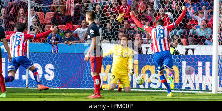 Gijón, Spanien. 19. März 2016. Carlos Carmona feiert das erste Tor seines Teams beim Fußballspiel des spanischen "La Liga" zwischen Real Sporting de Gijon und Atletico de Madrid an Molinón Stadion OnMarch 19, 2016 in Gijon, Spanien. © David Gato/Alamy Live-Nachrichten Stockfoto