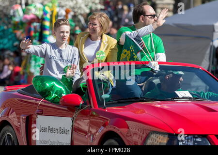 Kansas City, Missouri, USA. 17. März 2016. Jackson County Staatsanwalt Jean Peters Baker, Center, feiert ihr Irish American Heritage. Sie dient als pragmatisierte Wahlen Staatsanwaltschaft seit November 2012. Serena S.Y.Hsu/ZUMA © Draht/Alamy Live-Nachrichten Stockfoto