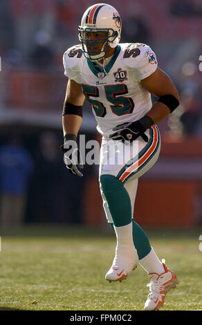 Cleveland, Ohio, USA. 20. November 2005. Miami Dolphins Linie Backer Junior Seau während der Delfine-Spiel gegen die Cleveland Browns in Cleveland Browns Stadium am 20. November 2005 in Cleveland, Ohio. Zuma Press/Scott A. Miller © Scott A. Miller/ZUMA Draht/Alamy Live-Nachrichten Stockfoto