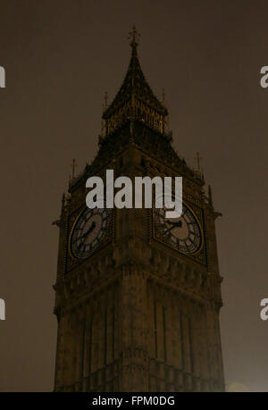 London, UK. 19. März 2016. Foto aufgenommen am 19. März 2016 zeigt das "Big Ben" nach wird eingetaucht in die Dunkelheit für die jährlichen Earth Hour Event in London, Großbritannien. © Han Yan/Xinhua/Alamy Live-Nachrichten Stockfoto