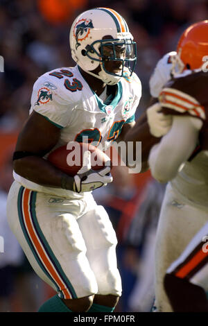 Cleveland, Ohio, USA. 20. November 2005. Miami Dolphins Runningback Ronnie Brown in Aktion während der Delfine Spiel gegen die Cleveland Browns in Cleveland Browns Stadium am 20. November 2005 in Cleveland, Ohio. Zuma Press/Scott A. Miller © Scott A. Miller/ZUMA Draht/Alamy Live-Nachrichten Stockfoto