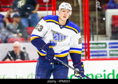 Raleigh, North Carolina, USA. 28. Februar 2016. St. Louis Blues rechten Flügel Dmitrij Jaskin (23) während des NHL-Spiels zwischen den St. Louis Blues und die Carolina Hurricanes in der PNC-Arena. © Andy Martin Jr./ZUMA Draht/Alamy Live-Nachrichten Stockfoto